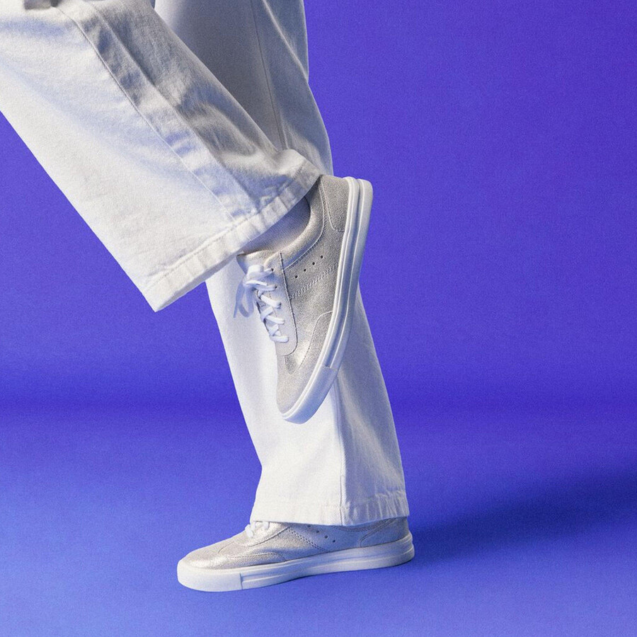 makea court - metallic leer
